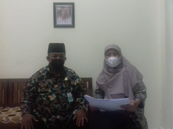 MUSRENBANG: Lurah Karangturi, Kecamatan Gresik Hasan, AMg dan Sekretaris Kelurahan Sulistyorini, SPD. M.Pd usai menggelar musyawarah pembangunan. (Fajar/Radar Gresik)