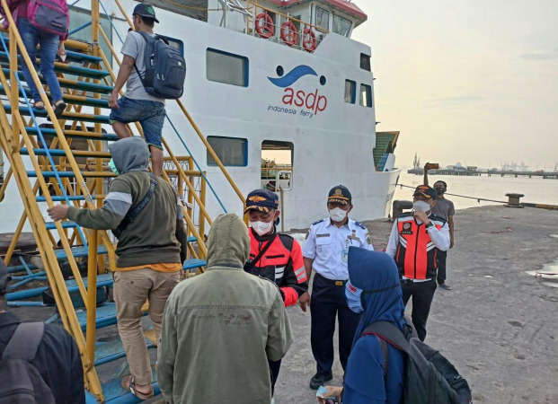 PEMANTAUAN: Petugas Dishub Gresik memantau penumpang kapal menuju Pulau Bawean. (DOK/RADAR GRESIK)