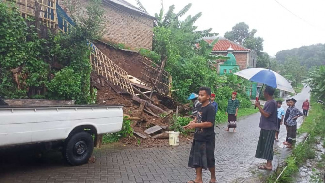 LONGSOR  Sebuah rumah nyaris ambruk akibat tanah longsor di Dusun Tambilung, Desa Sukaoneng, Kecamatan Tambak. (Istimewa / Radar Gresik)