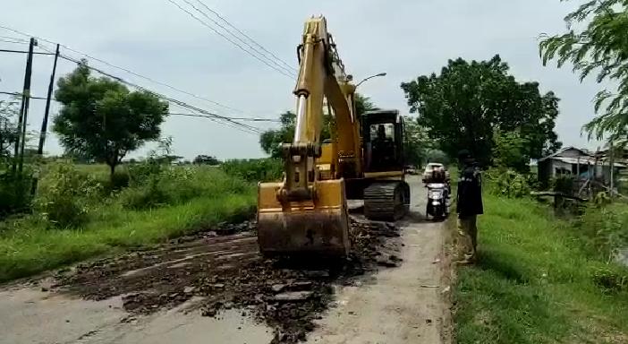 DIPERBAIKI: TIM URC Dinas PUTR Gresik menurunkan alat berat untuk memperbaiki Jalan ruas Betoya-Sumberejo, tepatnya di Desa Sumberejo, Kecamatan Manyar.  (Istimewa/Radar Gresik)