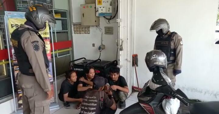 PEMBINAAN: Para petugas Satpol PP Gresik melakukan pembinaan terhadap para anak jalanan (punk) kemarin. (DOK/RADAR GRESIK)