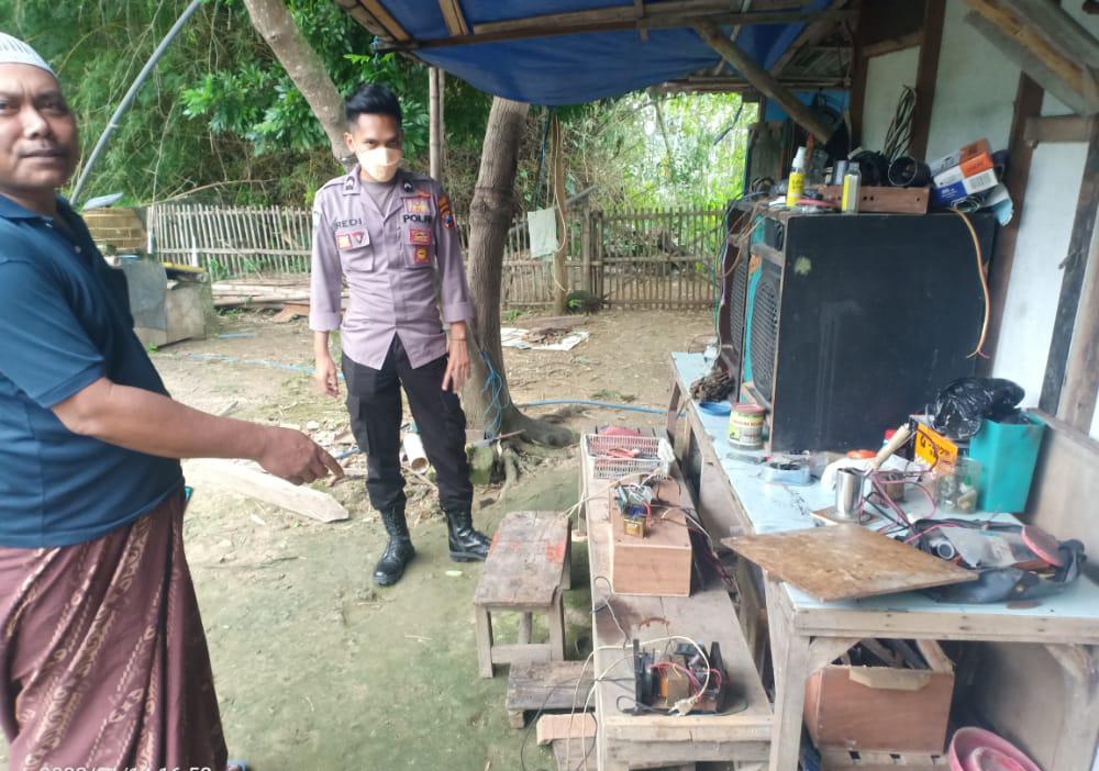 TKP: Lokasi meninggalnya korban Tersetrum saat memperbaiki listrik di rumahnya. (Istimewa/Radar Gresik)