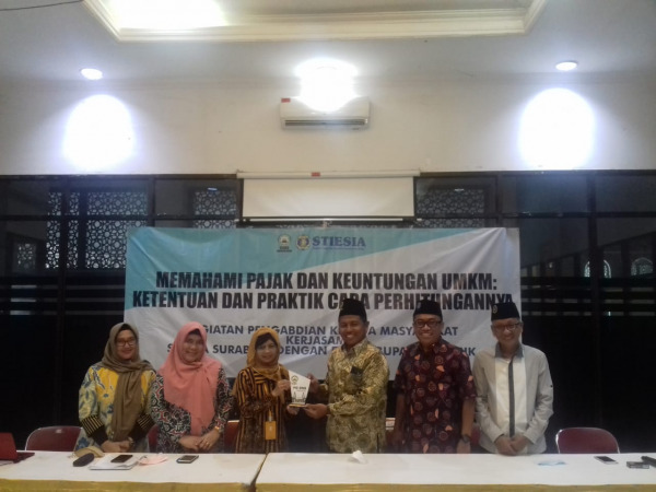 PEMBINAAN: Ketua DMI Gresik dan Ketua Stesia Surabaya melakukan pembinaan kepada UMKM binaan DMI Gresik (FAJAR/RADAR GRESIK)
