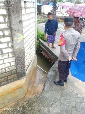 OLAH TKP: Anggota polisi saat melakukan oleh TKP di sebuah saluaran air di Desa Katenan, Kecamatan Panceng.  (Istimewa/Radar Gresik)