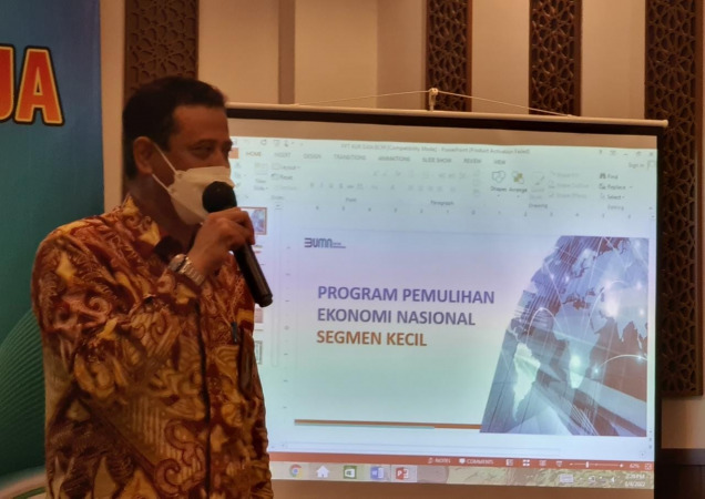 AGRESIF: Pemimpin Bank BNI Cabang Gresik, Muadz memaparkan kinerja perbankan 2021.(firman/radar gresik)