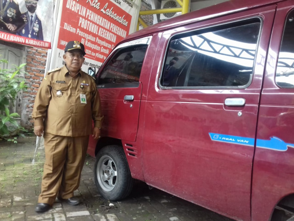 DEMI RAKYAT : Lurah Karangturi, Kecamatan Gresik, Hasan menunjukkan mobil pribadi dijadikan pelayanan masyarakat di Kelurahan Karangturi Kecamatan Gresik. (Fajar/Radar Gresik)