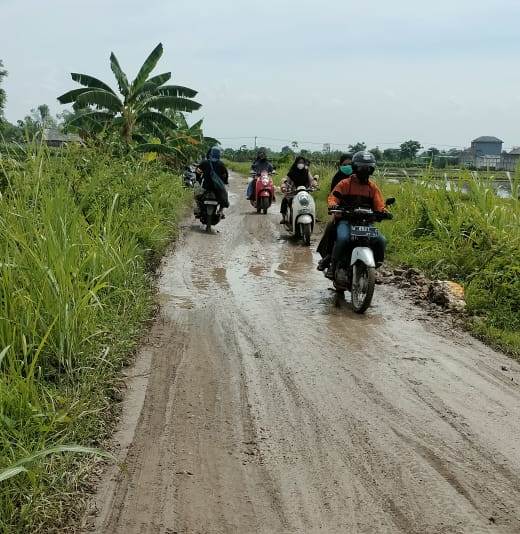 DITUTUP: Usai Jembatan Kacangan rusak parah dan ditutup warga Kecamatan Benjeng Minta Jalan alternatif.  (Yudhi/Radar Gresik)