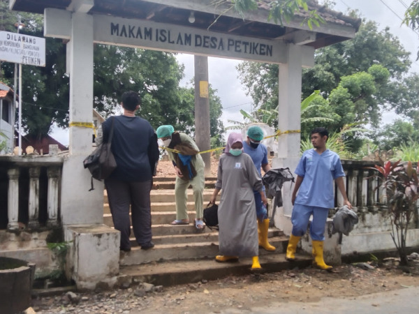 OTOPSI : Susana otopsi di makam Desa Petiken Driyorejo.  (Dok/Radar Gresik )