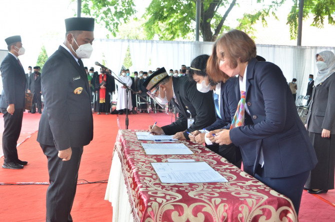 Pemkab Gresik menunggu rekomendasi dari Komisi ASN (KASN) sebelum menggulirkan mutasi
