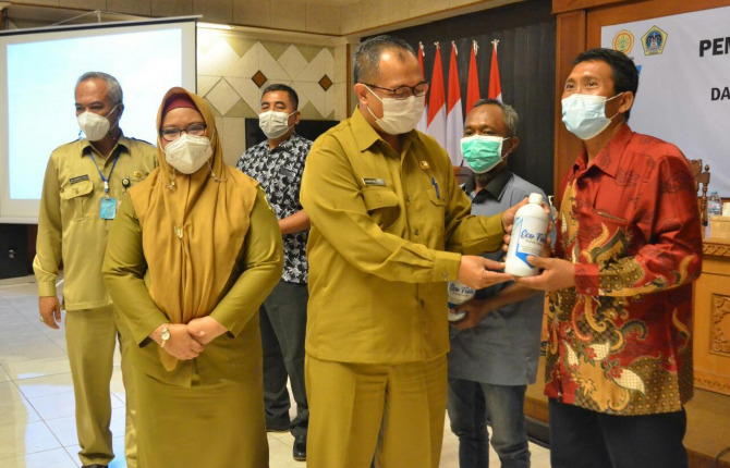 PEDULI PETANI: Bantuan pupuk diberikan secara simbolis oleh Wakil Bupati (Wabup) Gresik, Aminatun Habibah dan Sekretaris Daerah (Sekda), Akhmad Washil Miftahul Rahman di kantor Pemkab, kemarin.