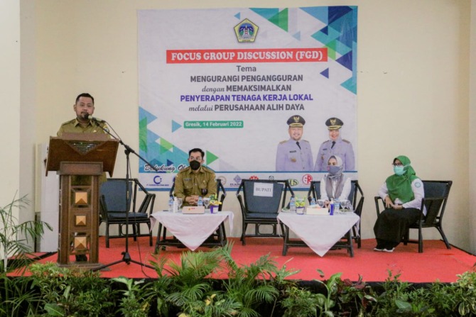 DISKUSI: Bupati Gresik Fandi Akhmad Yani saat menyampaikan paparannya dihadapan perwakilan perusahaan. (Dok/Radar Gresik)