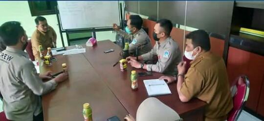 LITERASI: Kabid Statistik dan Informasi Publik Diskominfo Gresik, Zurron Arifin melakukan rapat pengelolaan media diskominfo di Jalan Wahidin Sudirohusodo, Rabu (2/2). (ISTIMEWA /RADAR GRESIK)