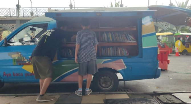 WEEKEND ASYIK: Perpustakaan keliling setiap Minggu di Alun - alun Gresik ini menarik perhatian para pengunjung di Gresik.  (Dok/Radar Gresik)