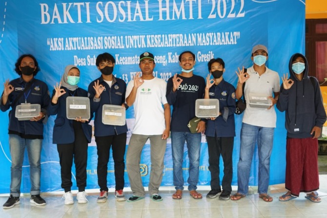 Himpunan Mahasiswa Teknik Industri (HMTI) Fakultas Teknik Universitas Muhammadiyah Gresik (UMG)  Gelar Bakti Sosial di Sukodono Panceng, Berdayakan Warga Sukodono untuk Budidaya Maggot. (Rir/Radar Gresik)