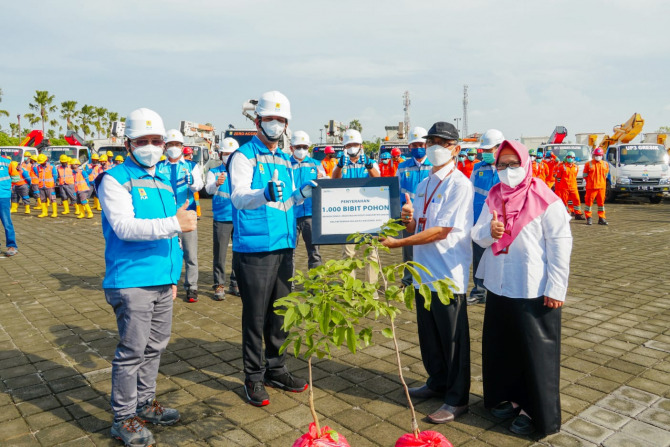 Peduli Lingkungan : PLH UID Jatim, Hadi Saputra didampingi Manajer PLN UP3 Gresik, Paultje Mangundap (kiri) menyerahkan 1.000 bibit tanaman kepada Sekretaris Dinas Lingkungan Hidup (DLH) Gresik, Ketut Pratikno. (firman/radar gresik)