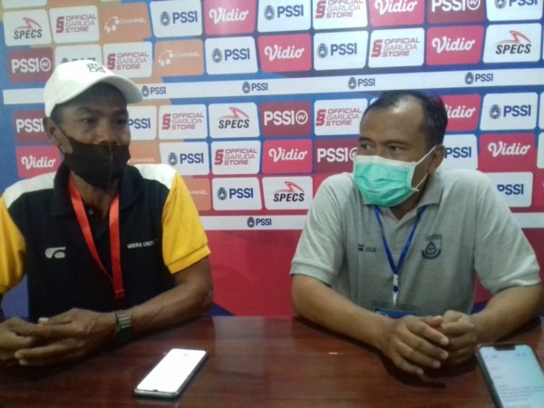 Pelatih Gresik United (GU), Khusairi saat preskon. (FAJAR/RADAR GRESIK)
