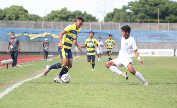 JUARA: Gresik United (GU) menjadi juara grup I di Liga 3 nasional dan melaju ke babak 32 besar. (FAJAR/RADAR GRESIK)