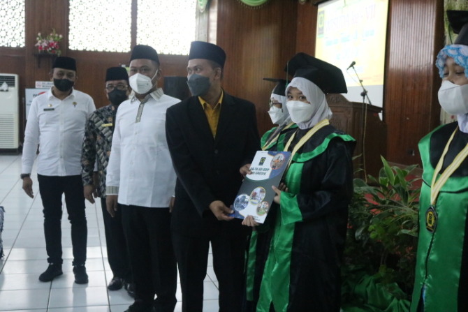 BIBIT EMAS: SMP Yayasan Islam Malik Ibrahim (YIMI) menggelar wisuda tahfidz dan tahsin yang ke-9, Rabu (2/2) di aula Masjid Agung Gresik. (Riri/Radar Gresik)