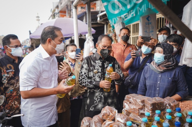 Mendag Muhammad Lutfi  memastikan bahwa ketersediaan dan distribusi minyak goreng, baik kemasan premium, kemasan sederhana, dan curah lancar dari tingkat distributor hingga konsumen. (ISTIMEWA/RADAR GRESIK)