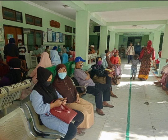 PADAT: Meski delapan nakesnya dinyatakan positif Covid 19 pelayanan RSUD Ibnu Sina tetap berjalan normal. (Firmansyah/Radar Gresik)