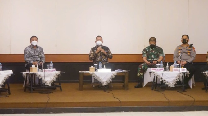 Bupati Fandi Akhmad Yani mengumpulkan juru parkir (jukir), Kamis (24/2), kemarin (istimewa/radar gresik)