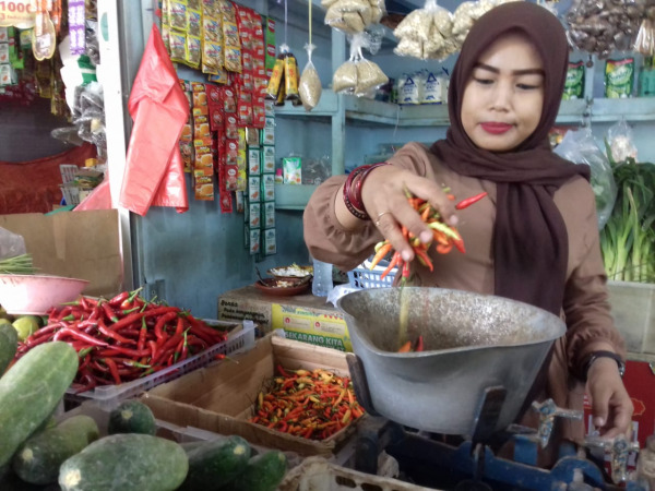 PEDAGANG: Salah satu pedagang cabai di Pasar Gresik saat melayani pembeli.