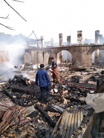 TERSISA PUING: Usai kebakaran nampak pilar pasar pahing Sidayu yang masih kokoh menjulang. (Firman/Radar Gresik)