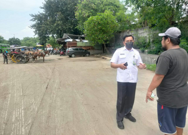 MEMANTAU: Kepala UPT Destinasi Wisata Terpadu Kawasan Gresik, Sudarmanto memantau tempat wisata di Desa Sekarkurung Kecamatan Kebomas Gresik. (DOK/RADAR GRESIK)