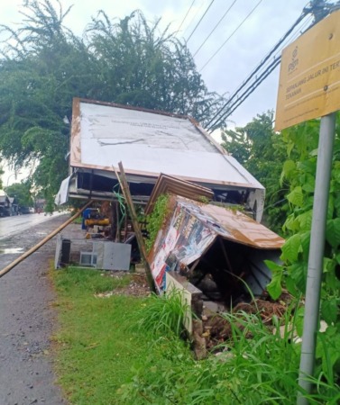 TIMPA KIOS: Baliho berukuran 4x6 milik Pemkab Gresik ambruk akibat angin kencang. (Dok/Radar Gresik)
