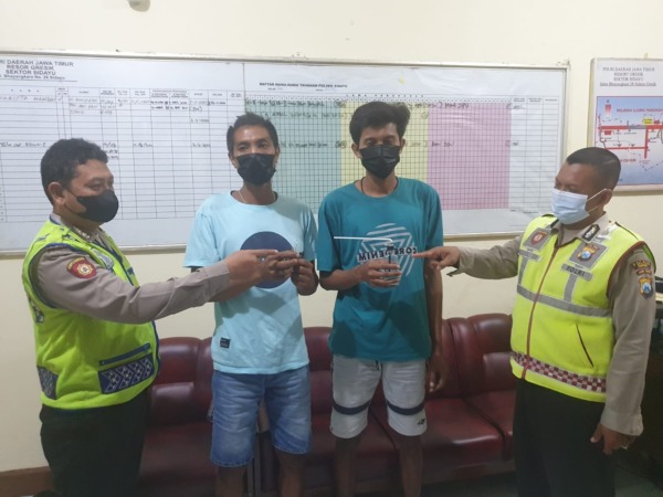 DIAMANKAN :Kedua tersangka Luthfi Al Faruq dan Ishlahuddin saat diamankan oleh anggota Polsek Sidayu.