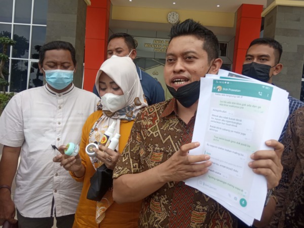 MINTA KEADILAN: Korban Lilik Fauziah didampingi kuasa hukumnya Wellem Mintarja melaporkan dugaan kasus malpraktik yang dilakukan  Fairuz Skincare di Mapolres Gresik, Kamis (17/2). (YUDHI/RADAR GRESIK)