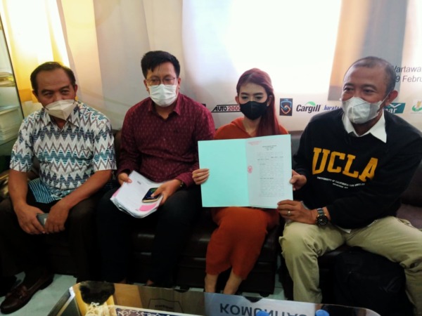 KLARIFIKASI: Fatin Fairus Bahriyah pemilik Fairuz SkinCare saat memberikan klarifikasi didampingi kuasa hukumnya. (yudhi/radar gresik)