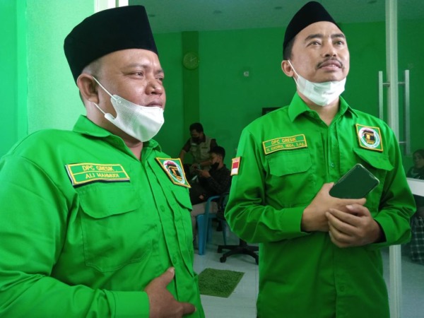 Ali Mahmudi kiri dan Ketua DPC PPP Gresik  Khoirul Huda, kanan . fajar/radar gresik)
