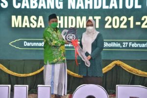 KOLABORASI: Wakil Bupati Gresik Aminatun Habibah memberikan bantuan operasional berupa sepeda motor kepada seluruh lembaga NU di Gresik. (DOK/RADAR GRESIK)