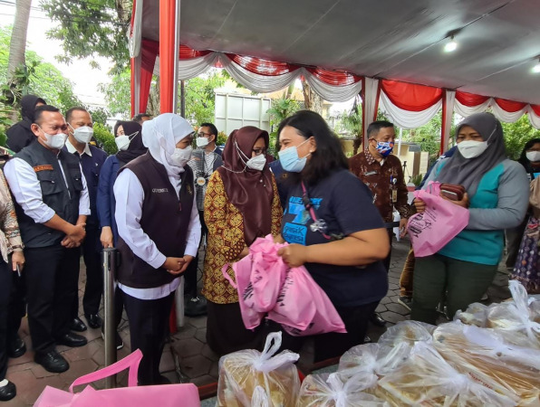 PANTAU PASAR MIGOR: Gubernur Khofifah Indar Parawansa bersama Wakil Bupati Gresik Aminatun Habibah saat meninjau operasi pasar murah minyak goring di Gresik, Jumat (5/2). (Dok/Radar Gresik)
