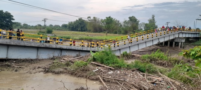 AMBROL: Jembatan Kacangan Benjeng yang ambruk beberapa waktu lalu.