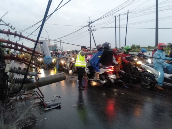TUMBANG: Kondisi cuaca hujan lebat disertai angin kencang di wilayah Kabupaten Gresik dan sekitarnya pada Senin (21/02) pukul 17.00 WIB menyebabkan sebagian listrik di wilayah Gresik padam. (istimew/radar gresik)