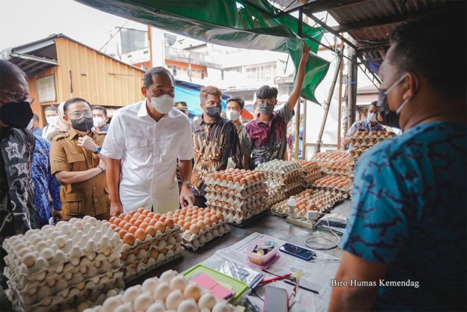 Menteri Perdagangan, Muhammad Lutfi meninjau ketersediaan stok dan harga barang kebutuhan pokok di Pasar Terong dan Pasar Pa