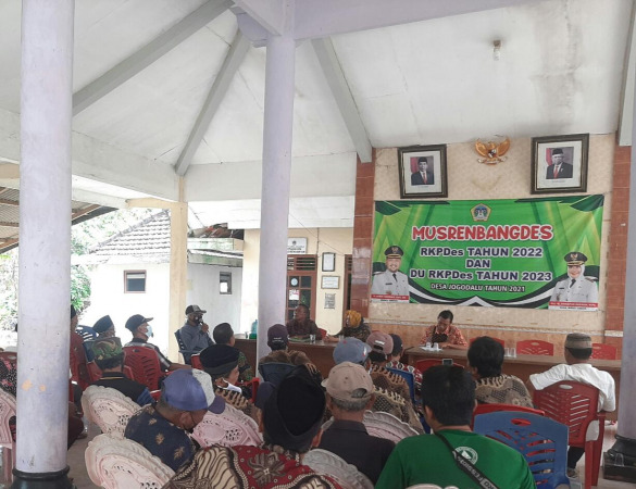 MUSDES : Warga desa Desa Jogodalu Kecamatan Benjeng Kabupaten Gresik melakukan musdes, Senin (7/2)