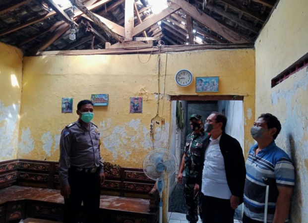 PENINJAUAN: TNI, Polisi dan BPBD Gresik langsung meninjau rumah warga yang atapnya rusak karena angin puting beliung, kemarin. (DOK/RADAR GRESIK)