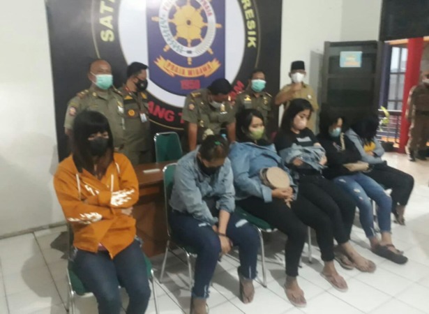 DIDATA : Para pramusaji atau penjual minuman tuak didata dan diberi uang pembinaan serta diminta tidak melakukan perbuatannya lagi. (DOK/RADAR GRESIK)