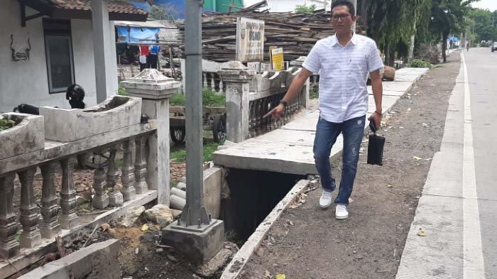 BELUM BERES: Sekretaris Komisi III Abdullah Hamdi menyaksikan pekerjaan proyek yang belum tuntas tahun 2022. (FIRMAN/RADAR GRESIK)