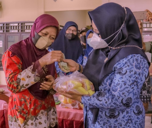 TURUN GUNUNG: Wakil Bupati Gresik, Aminatun Habibah melakukan operasi pasar di Kecamatan Benjeng untuk mengurai persoalan kelangkaan minyak.  (Dok.Radar Gresik)