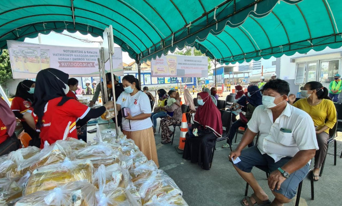 ANTUSIAS: Ratusan warga berbondong-bondong datang ke bazar minyak goreng satu harga yang diselenggarakan PT Wilmar Nabati Indonesia. (FIRMANSYAH/RADAR GRESIK)