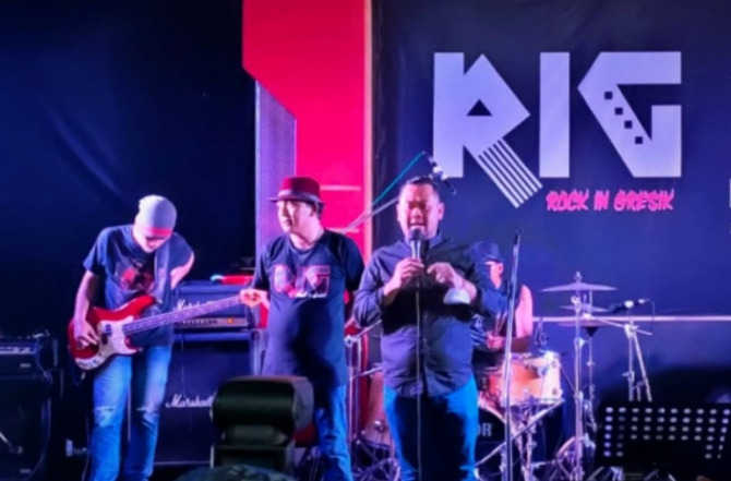 PUNYA JIWA SENI : Bupati Gresik, Fandi Akhmad Yani tampil menghibur masyarakat dengan menyanyikan lagu rock. (FIRMAN/RADAR GRESIK)