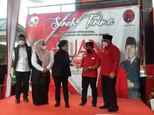 SIMBOLIS : Ketua DPP PDIP Puan Maharani menyerahkan secara simbolis 18 sepeda motor untuk PAC PDIP Kabupaten Gresik.