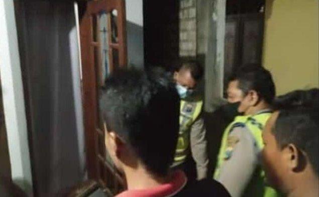 DIKEPUNG WARGA: Pelaku SUW melarikan diri dengan telanjang bulat saat aksi bejatnya dipergoki oleh warga. (istimewa/radar gresik)
