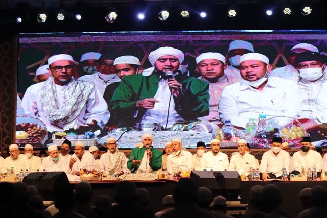 PERINGATI  HUT: Habib Syech Abdul Qodir Assegaf dan Bupati Yani saat memimpin kegiatan Gresik Bersholawat, Senin malam (7/3) lalu. (Dok./Radar Gresik)