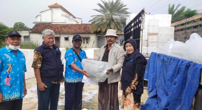 BANTUAN: Penyuluh perikanan menyerahkan bibit udang kepada para petambak. (isitmewa/radar gresik)