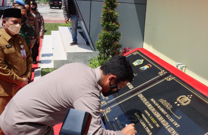 PERESMIAN: Kapolda Jatim Irjen Pol Nico Afinta saat menandatangani prasasti peresmian bangunan Rutan dan Masjid Al Aziz Polres Gresik.  (Yudhi/Radar Gresik )